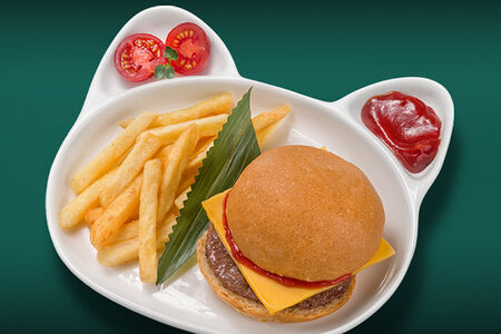 Бургер с говядиной и картофелем фри