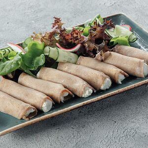 Рулетики из языка с муссом из хрена и сливочного сыра