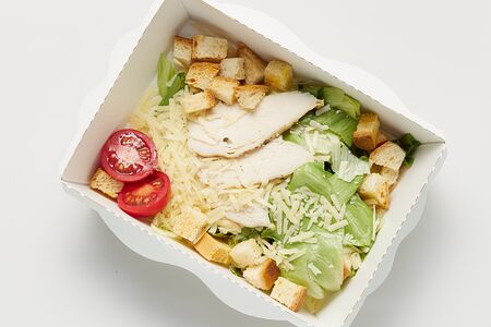 Цезарь с печеной куриной грудкой