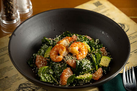 С жареными креветками, грейпфрутом и авокадо