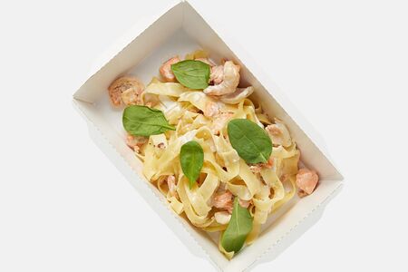 Лосось в сливочном соусе с пастой 