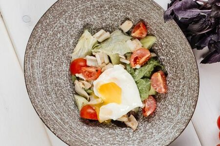 Салат с кальмаром, яйцом пашот и ореховым соусом