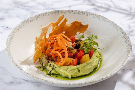 Хумус из гуакамоле, подается с крекером по- римски