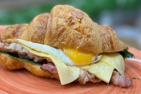 Круассан с беконом и яйцом