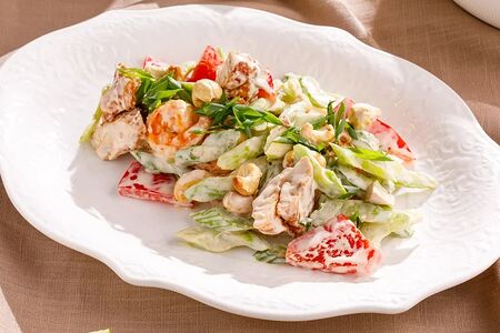 Салат с креветками, курицей и сельдереем