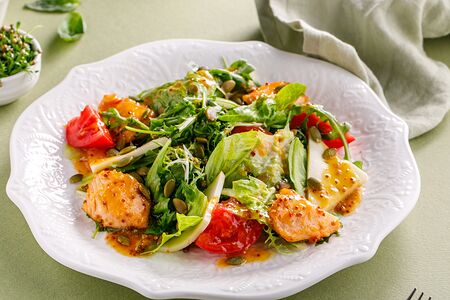 Теплый салат с лососем