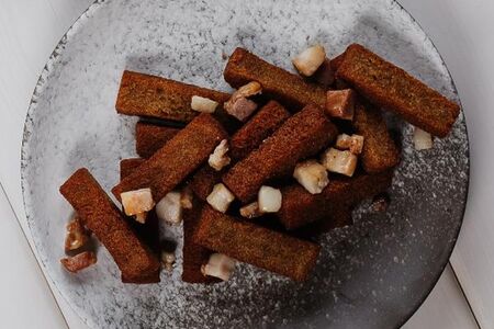 Гренки чесночные со шкварками и соусом