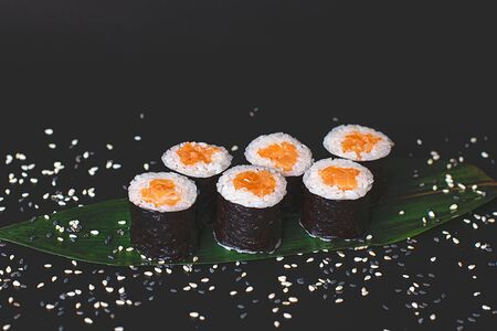 Мини-ролл с лососем