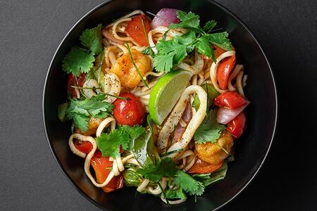 Вок с морепродуктами и соусом свит чили