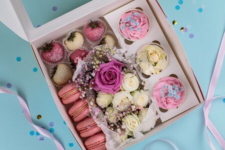 Клубника в шоколаде с макаронсами Аваланж