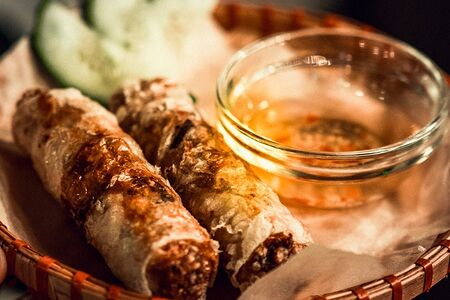 Нем (рисовые блинчики с мясной начинкой)