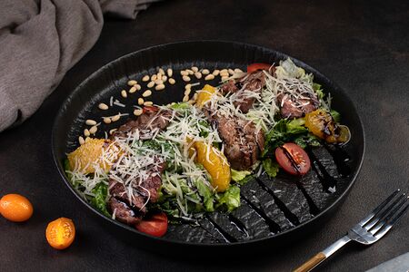 Салат со стейком, жаренным на углях