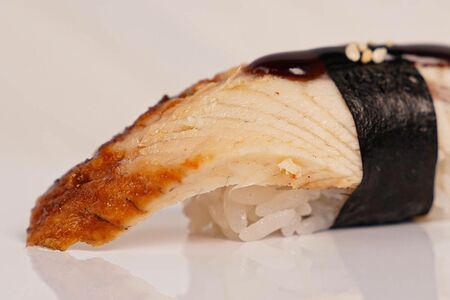Суши с угрём
