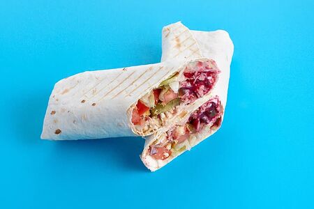 Шаверма с брусничным соусом, салатом айсберг, маринованными огурчиками и красным луком