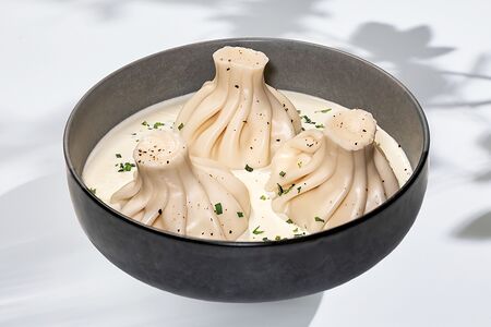 Хинкали с сыром в соусе из белого вина