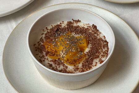 Рисовая каша на кокосовом молоке с манго и шоколадом