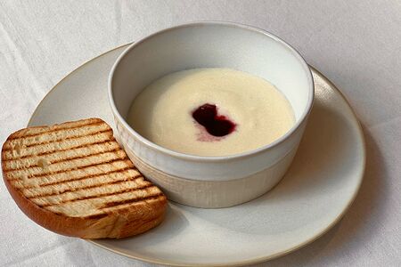 Манная каша с вишней и бриошью