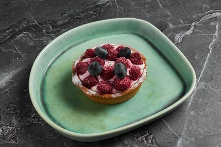 Тарталетка с малиной