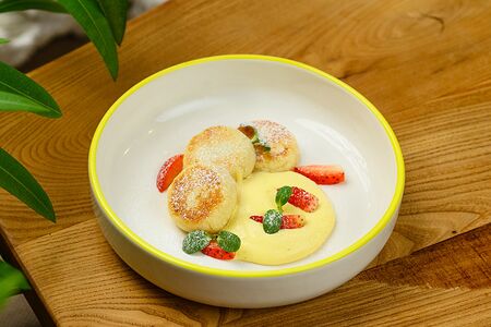 Домашние сырники с манговым соусом