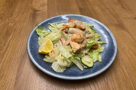 Теплый салат с морепродуктами