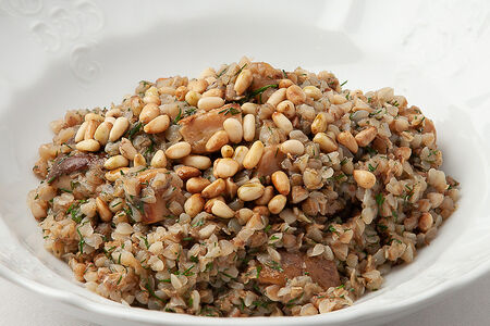 Гречневая каша с белыми грибами и кедровыми орехами