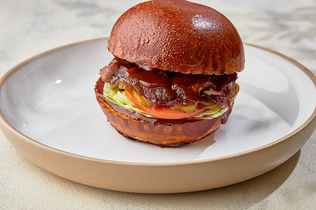 Бургер с телячьей щечкой