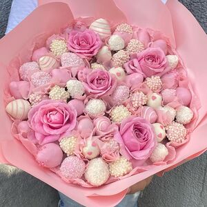 Букет из клубники в шоколаде с розами