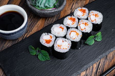 Хосомаки ролл с креветкой