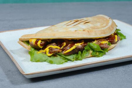 Пицца закрытая с говядиной