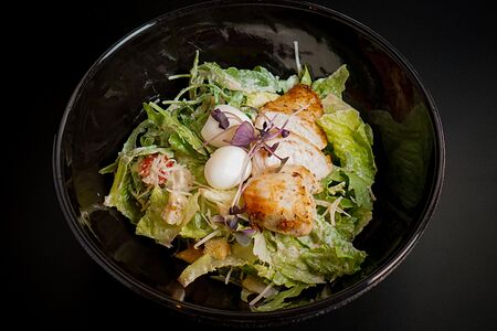 Салат Цезарь с курицей