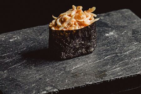 Гункан с крабом