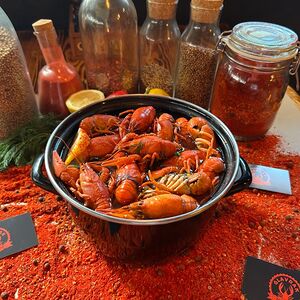 Вареные раки в ароматном бульоне мелкие