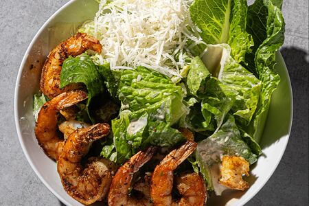 Салат Цезарь с креветками