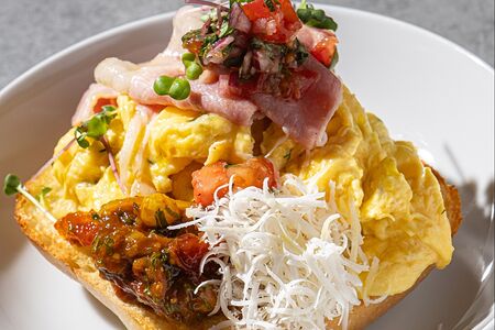 Скрэмбл с ветчиной и козьим сыром