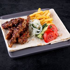 Люля-кебаб на тарелке со свининой