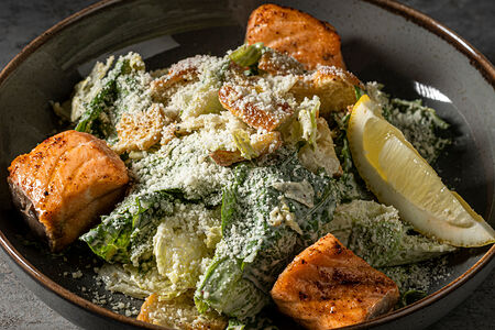 Цезарь с лососем на мангале