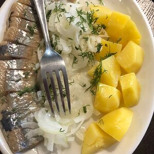 Селедка с отварным картофелем и лучком