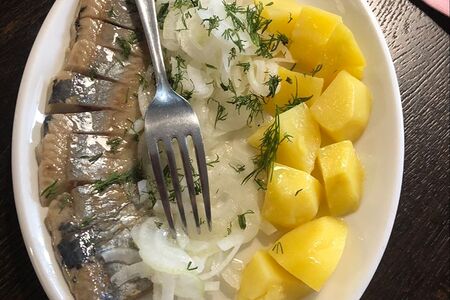 Селедка с отварным картофелем и лучком