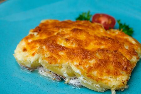 Язык, запеченный под картофелем