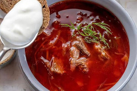 Борщ с говядиной и сметаной