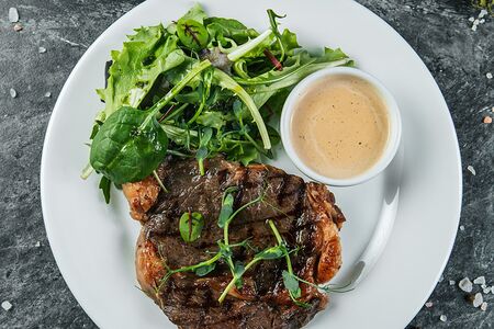 Стейк из говядины с микс-салатом