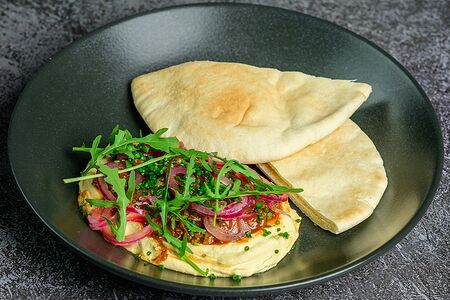 Мясное рагу с хумусом и питой