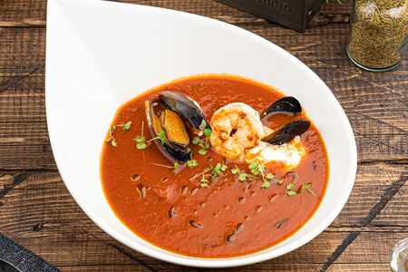 Томатный суп с морепродуктами