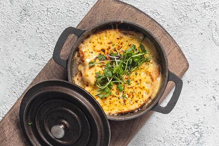 Суп луковый с гренкой и запеченным сыром