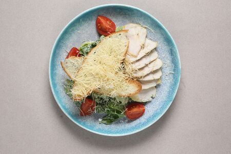 Салат Цезарь с куриной грудкой