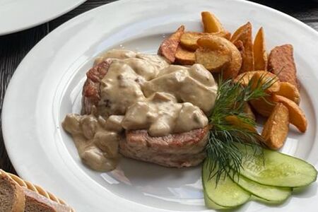 Медальоны из cвинoй вырезки с белыми грибами