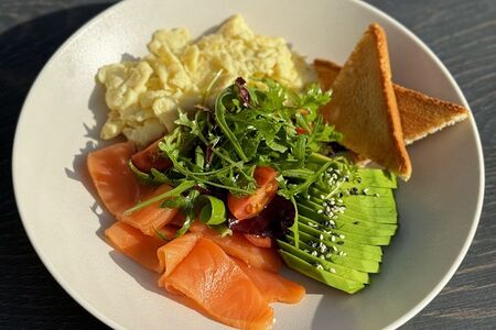 Скрэмбл с лососем и авокадо