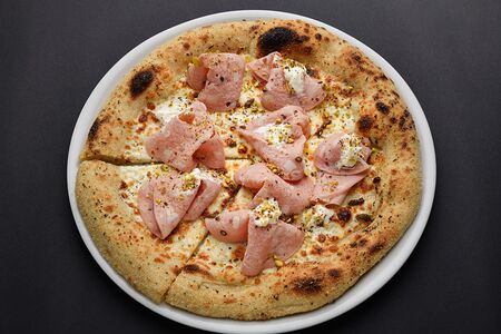 Пицца с мортаделлой и страчателлой средняя