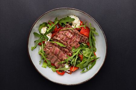 Теплый салат с говядиной и печеным перцем