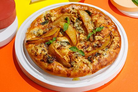 Хачапури с грушей и горгонзолой